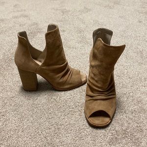 Block heel bootie